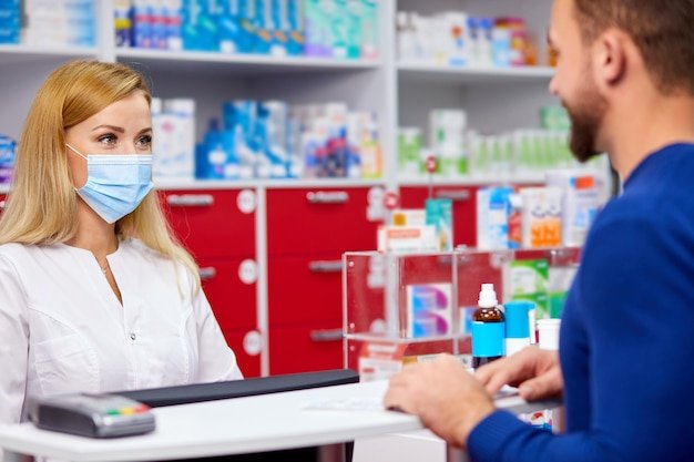 Farmacêutica profissional atendendo cliente - Contabilidade para farmácias